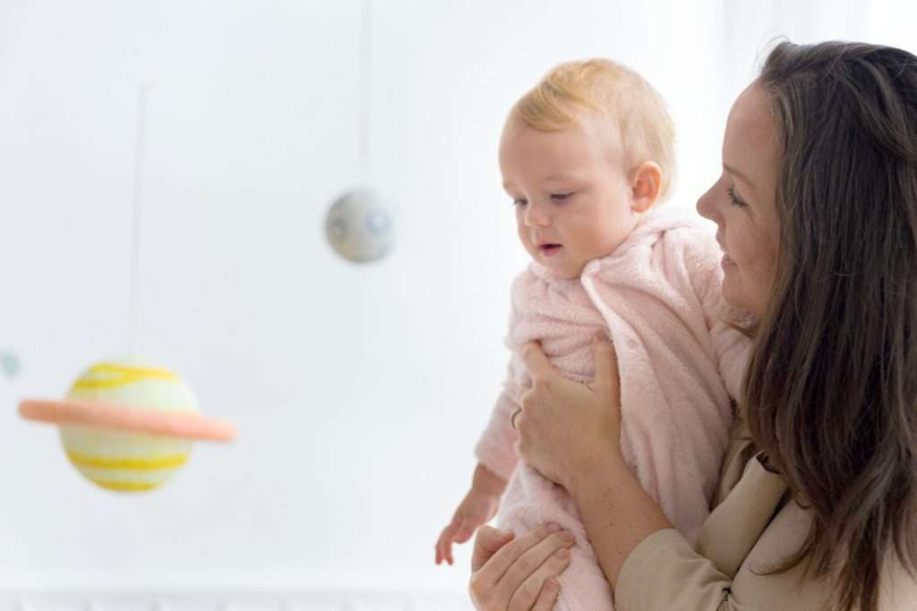 tons neutros: mãe carregando o bebê